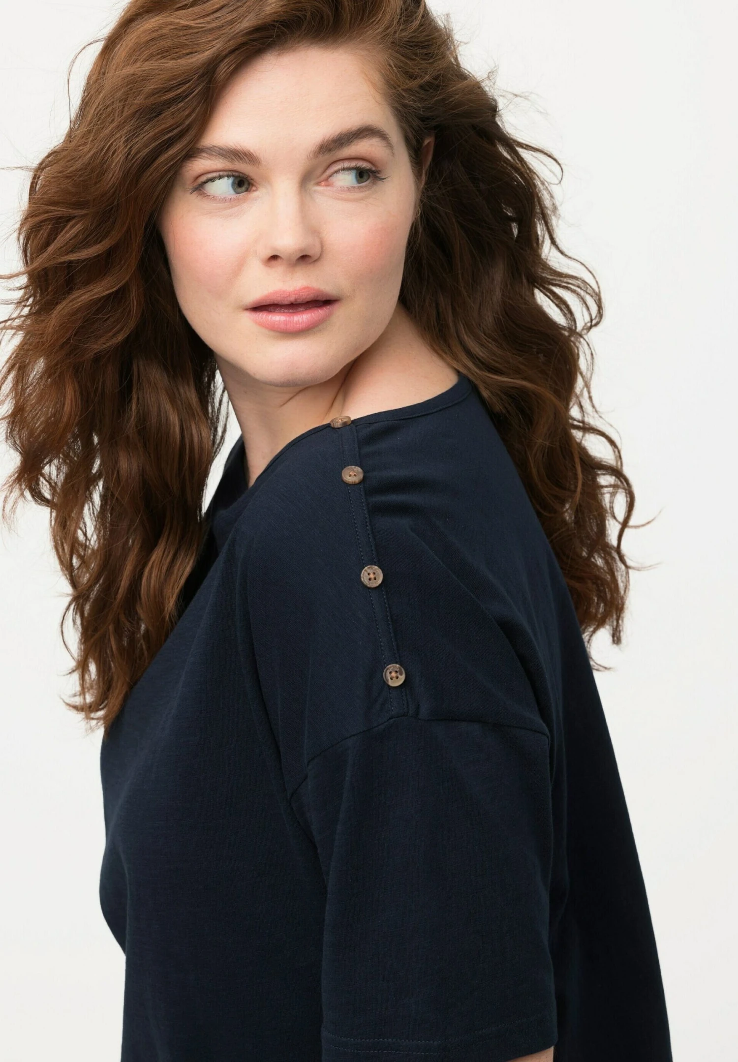 Ulla Popken Eco Button Detail Boat Neck - T-Shirt Basic - Navy Blue 3 Ulla Popken Eco Button Detail Boat Neck - T-Shirt Basic - Navy Blue - Afbeelding 3