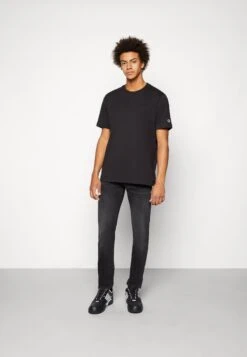 Crewneck - T-Shirt Basic - Black -Only Mode Winkel 04afdc0eea6f4efa925500b2470a0b9d