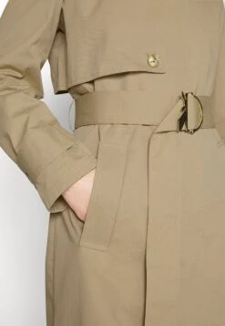 Patrizia Pepe Cappotto - Trenchcoat - Dreamy Beige -Only Mode Winkel 07a52ce8428345418b20ebcda04b391d