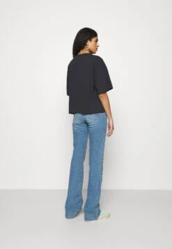 Wrangler Flared Jeans - Dusty Mid -Only Mode Winkel 08a766e57ff14ce19a95b5897447f012