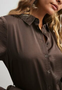 NA-KD Blousejurk - Brown 7 NA-KD Blousejurk - Brown -Only Mode Winkel 09d170831cdc4996bb2eac01cc78aeff