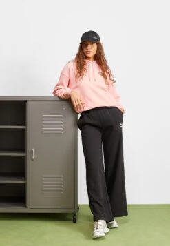 Puma Classics Relaxed Tr - Trainingsbroek - Black 9 Puma Classics Relaxed Tr - Trainingsbroek - Black -Only Mode Winkel 0b3554bcf50c40e39a81d6beb5c2d0df