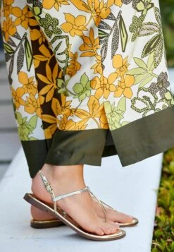 Next Printed Wide Leg Standard - Broek - Khaki Green Yellow 10 Next Printed Wide Leg Standard - Broek - Khaki Green Yellow -Only Mode Winkel 0f42cef9884746a9bb228ff43f18029b