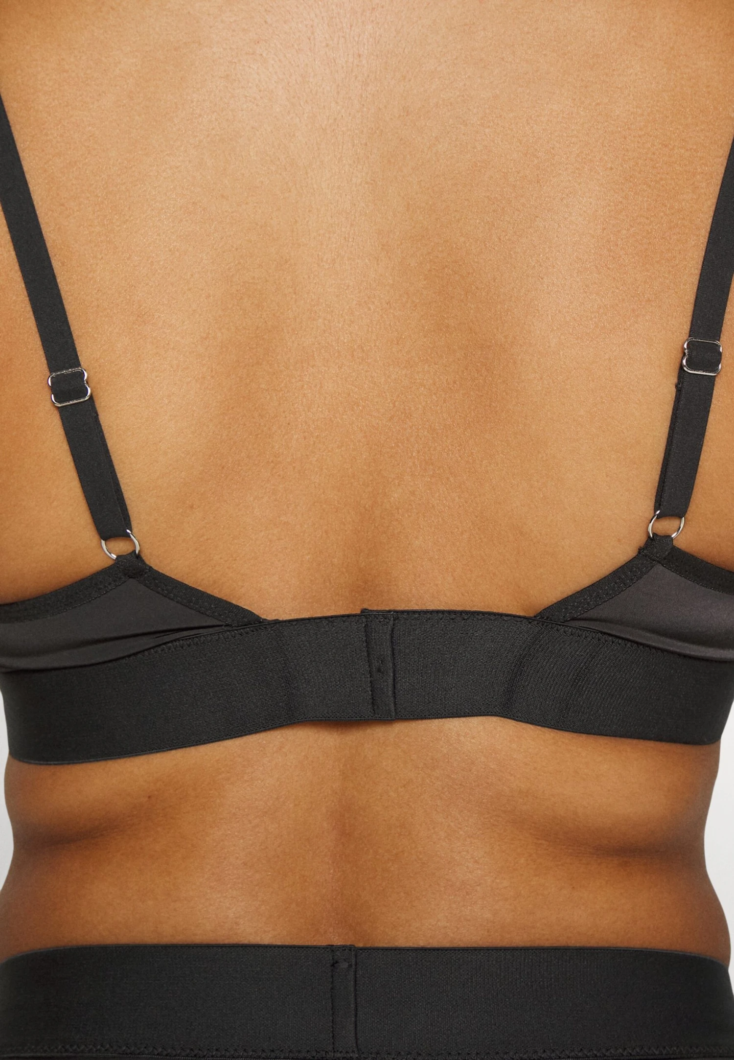 The Invisible Triangle Bralette - Triangel Bh - Black 5 The Invisible Triangle Bralette - Triangel Bh - Black - Afbeelding 5