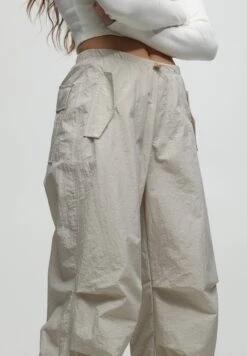 PULL & BEAR Parachute- Broek - Beige 11 PULL & BEAR Parachute- Broek - Beige -Only Mode Winkel 0fb621c6e8fe4769be0e8004bcd394b7