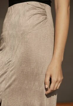 Next Look Slip- Kokerrok - Neutral Brown 8 Next Look Slip- Kokerrok - Neutral Brown -Only Mode Winkel 115729129a43409b8f4c910c957fc70f