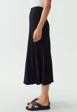 Calli Cyril Midi - Plooirok - Black -Only Mode Winkel 11eb4f4288d742fba386d62d463b17fe