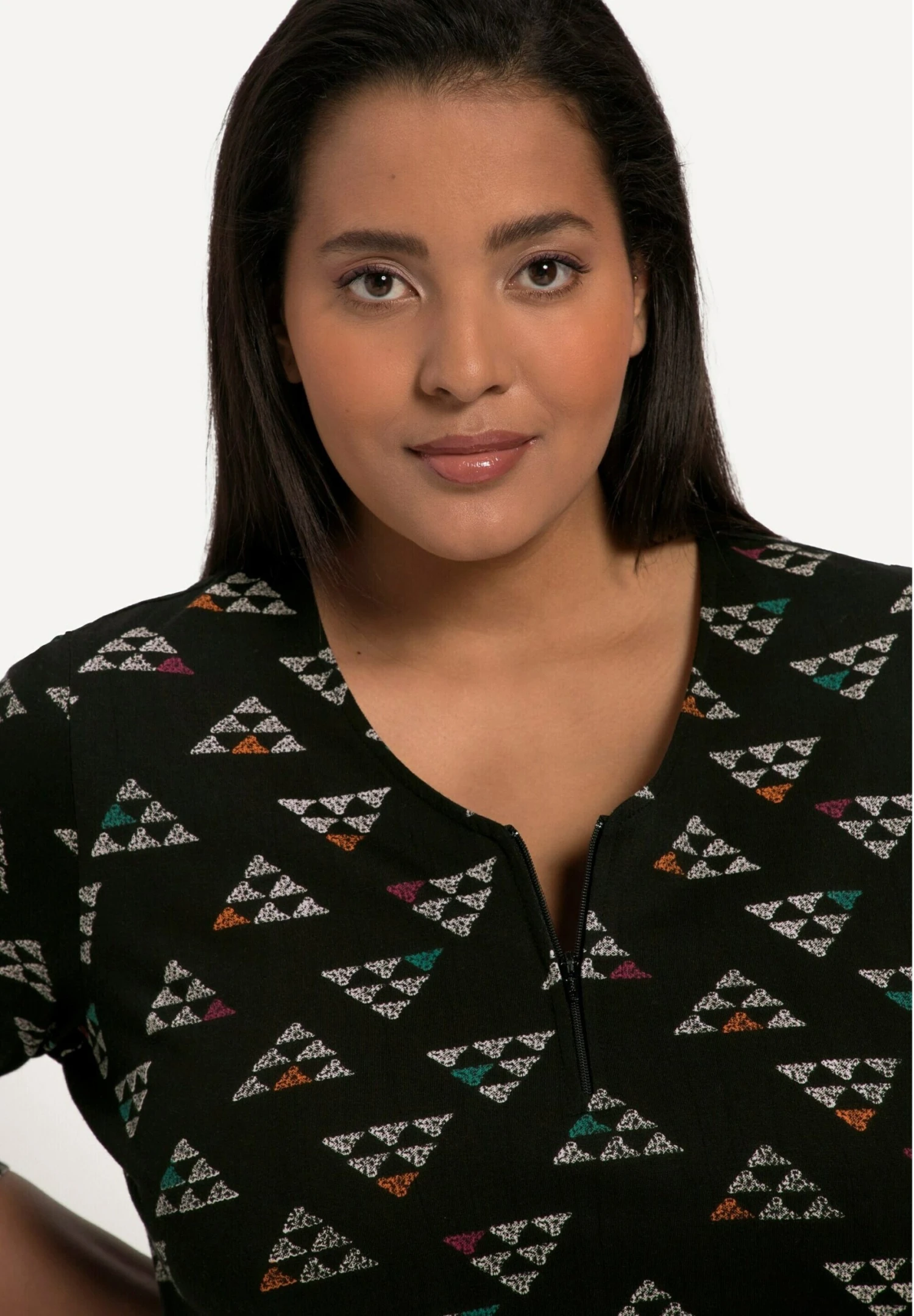 Ulla Popken Grafische Print, Zipper, Zakken, 3/4-Mouwen - Longsleeve - Zwart 3 Ulla Popken Grafische Print, Zipper, Zakken, 3/4-Mouwen - Longsleeve - Zwart - Afbeelding 3