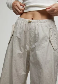 PULL & BEAR Parachute- Broek - Beige 10 PULL & BEAR Parachute- Broek - Beige -Only Mode Winkel 1a30d9eeaeff47a1b5a27825e97f6d89