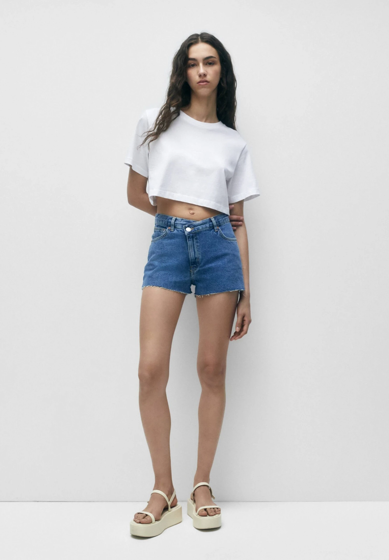 PULL & BEAR With Crossover Waistband - Jeansshort - Blue Grey 2 PULL & BEAR With Crossover Waistband - Jeansshort - Blue Grey - Afbeelding 2