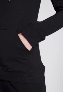 LOVE MOSCHINO Trainingspak - Black -Only Mode Winkel 1c9b5c3882974924ad308670e8ffe62e