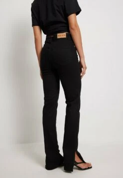 NA-KD Mit Schlitz - Bootcut Jeans - Black 6 NA-KD Mit Schlitz - Bootcut Jeans - Black -Only Mode Winkel 1f232e71389947dd963630ea03fa6e49