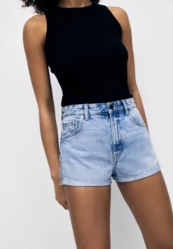 PULL & BEAR Mid-Waist - Jeansshort - Blue Denim 10 PULL & BEAR Mid-Waist - Jeansshort - Blue Denim -Only Mode Winkel 22e10f4679c84614aab8ee7c561890b9