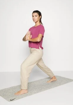 Nike Performance Luxe Bottom - Trainingsbroek - Sanddrift/White/Multi Color 9 Nike Performance Luxe Bottom - Trainingsbroek - Sanddrift/White/Multi Color -Only Mode Winkel 297ea56cb94f40918719f666958c8420