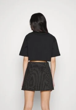 Nike Sportswear Trend Crop Tee - T-Shirt Basic - Black/White 10 Nike Sportswear Trend Crop Tee - T-Shirt Basic - Black/White -Only Mode Winkel 29b9bba96fd44af9baf75e19c2e4fc53