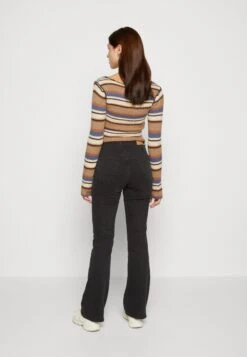 WEEKDAY Glow Curve - Flared Jeans - Black Lux 8 WEEKDAY Glow Curve - Flared Jeans - Black Lux -Only Mode Winkel 2aed8d14eb0d43e3ac0dfc79a7e849f3