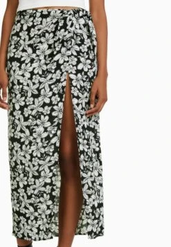 BERSHKA Floral Print - Wikkelrok - Black -Only Mode Winkel 2d0b985a32314da1b13e83878be23c37