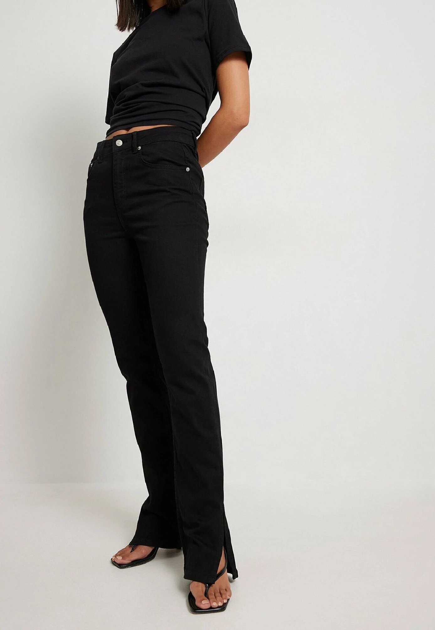 NA-KD Mit Schlitz - Bootcut Jeans - Black 1 NA-KD Mit Schlitz - Bootcut Jeans - Black