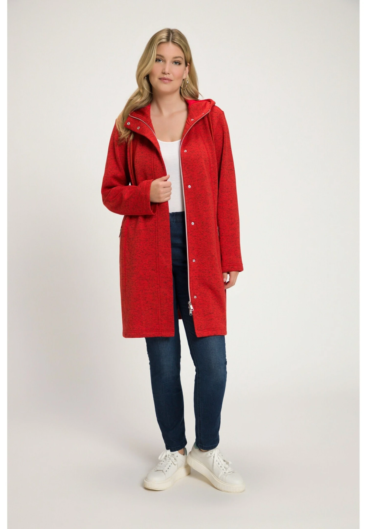 Ulla Popken Halflange Jas - Rouge Carmin 2 Ulla Popken Halflange Jas - Rouge Carmin - Afbeelding 2