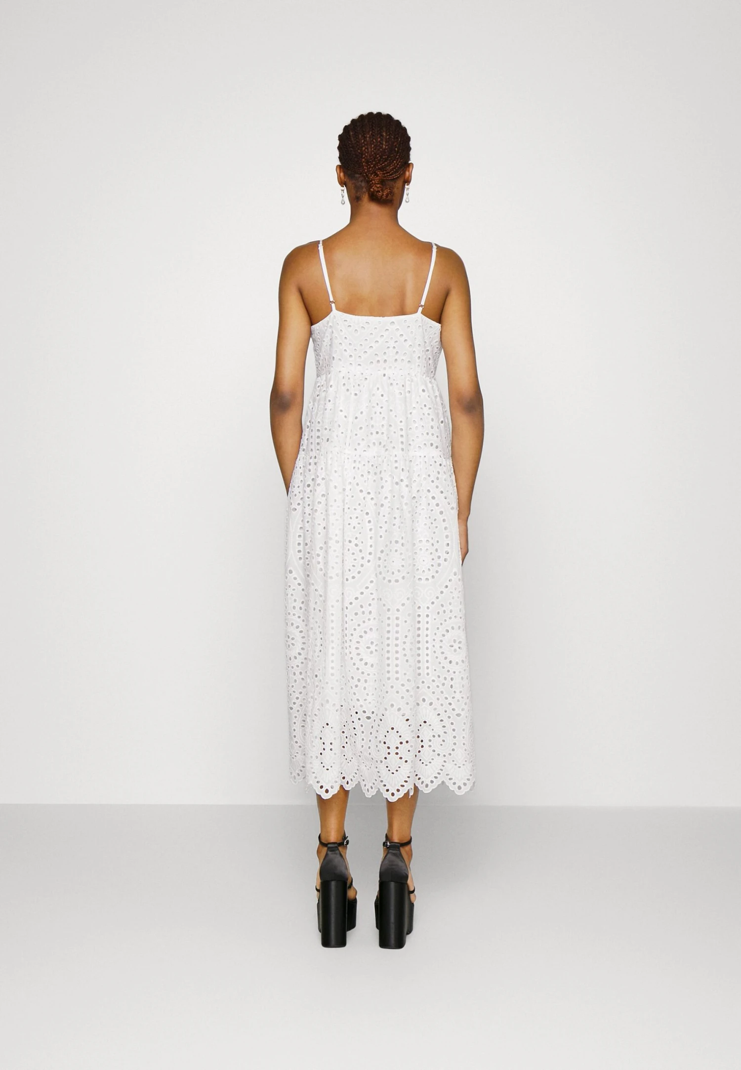 Yasmonica StrapDress- Cocktailjurk - Star White 3 Yasmonica StrapDress- Cocktailjurk - Star White - Afbeelding 3