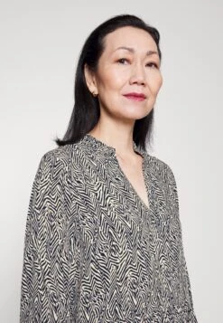 Saint Tropez Edasz Ls - Jurk - Night Sky Zig Zebra 9 Saint Tropez Edasz Ls - Jurk - Night Sky Zig Zebra -Only Mode Winkel 3a8bb61c1c9549b6ac3a107e045b9156