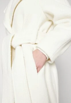 DRYKORN Alperton - Mantel - Off White -Only Mode Winkel 3b8f6b2b24b4407b861522b3dcfb232d