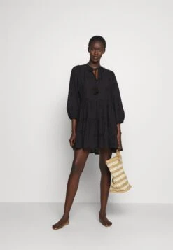 Seafolly Bora Bora Flora Embroidery Tiered Dress - Strandaccessoire - Black -Only Mode Winkel 3c8846cd10d14f95b9d77ff2682fd6bb