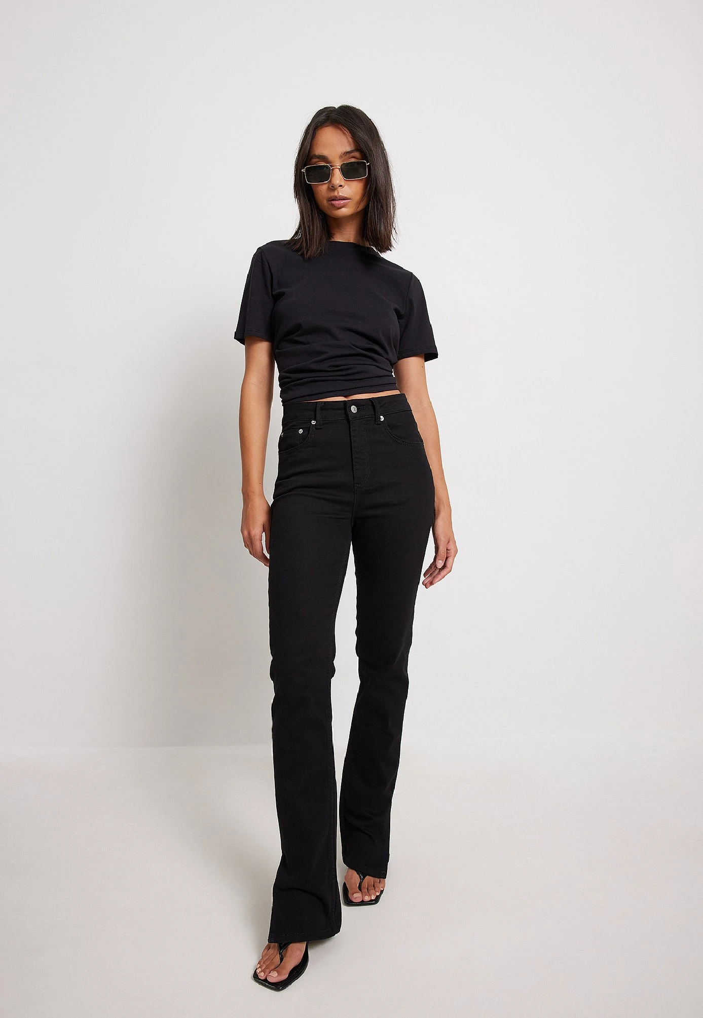 NA-KD Mit Schlitz - Bootcut Jeans - Black 2 NA-KD Mit Schlitz - Bootcut Jeans - Black - Afbeelding 2