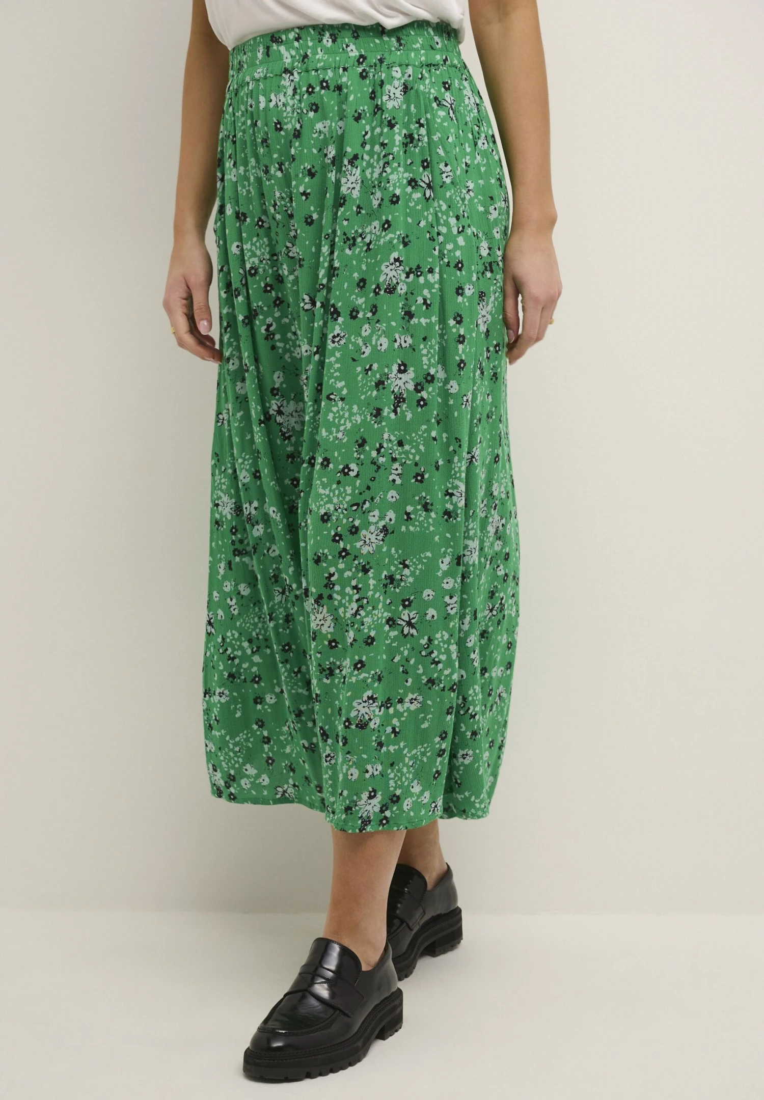 Kaffe Kavilia Amber - Maxirok - Bright Green Black Flower 1 Kaffe Kavilia Amber - Maxirok - Bright Green Black Flower