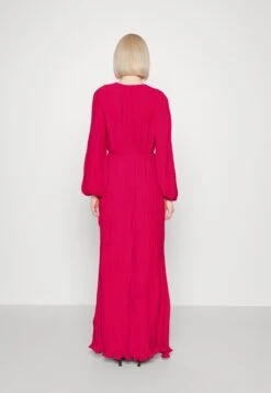 In The Style Georgia Louise Pink Plisse Ballon Sleeve Maxi Dress - Cocktailjurk - Pink -Only Mode Winkel 4487a528f5e64ca8adf3278e66992945