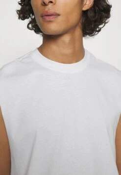 YOURTURN Unisex 2 Pack - Top - White, Black 17 YOURTURN Unisex 2 Pack - Top - White, Black -Only Mode Winkel 448d52d51fed4786b5f5e883c2b2c5aa