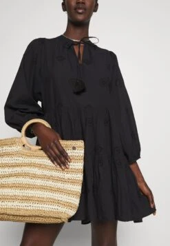Seafolly Bora Bora Flora Embroidery Tiered Dress - Strandaccessoire - Black -Only Mode Winkel 453e25302c064219b6abc24c894920e8