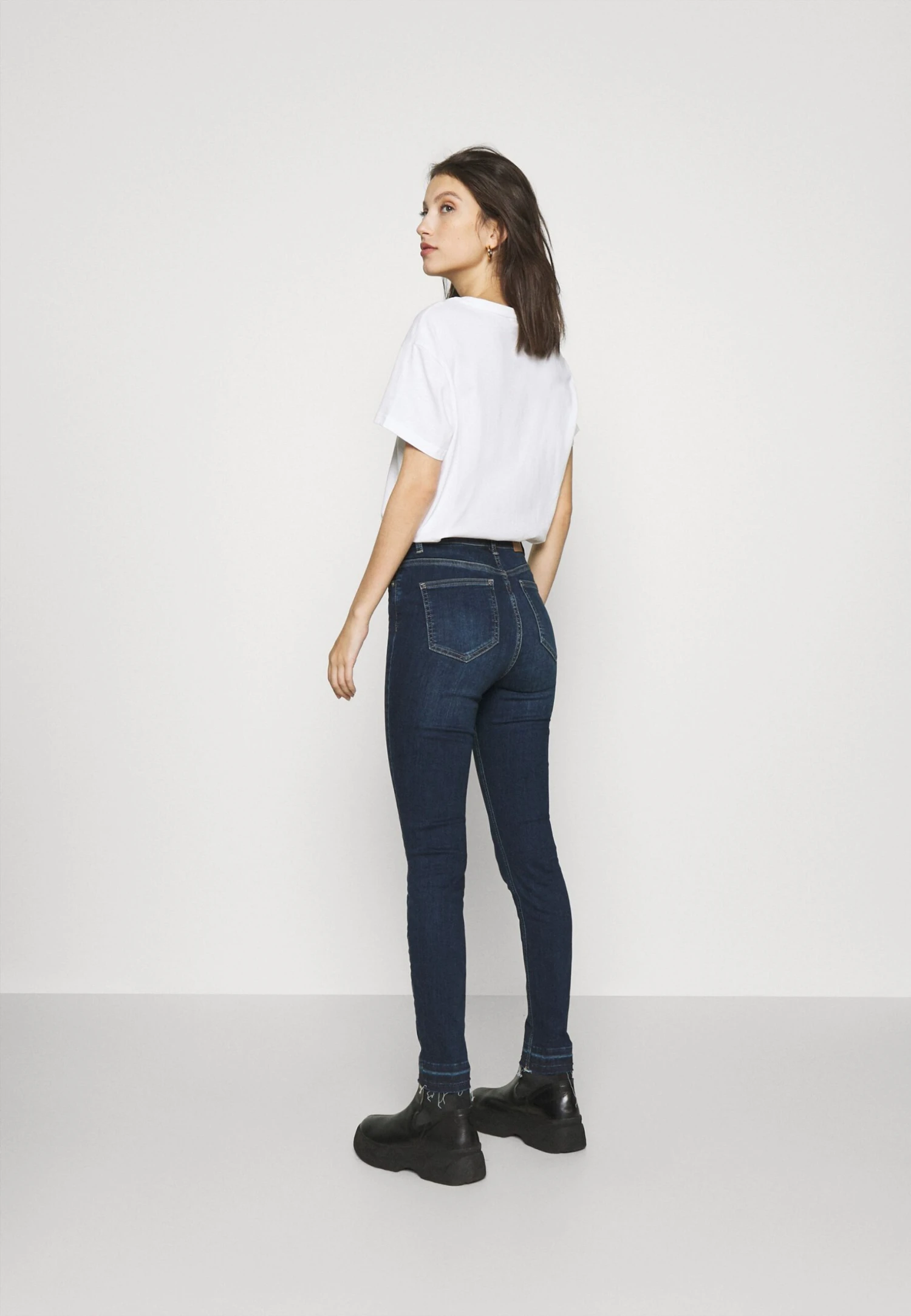 NA-KD Skinny High Waist Open Hem - Jeans Skinny Fit - Dark Blue 3 NA-KD Skinny High Waist Open Hem - Jeans Skinny Fit - Dark Blue - Afbeelding 3