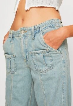 BDG Urban Outfitters Relaxed Fit Jeans - Bleach Denim -Only Mode Winkel 4653d80763784b0d8bd2440d4b0bb140