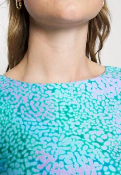 Seafolly Sea Skin Long Sleeve Crop Sunvest - Bikinitop - Vivid Green -Only Mode Winkel 4adbd9a6a5c540f999e995bc87eb6141