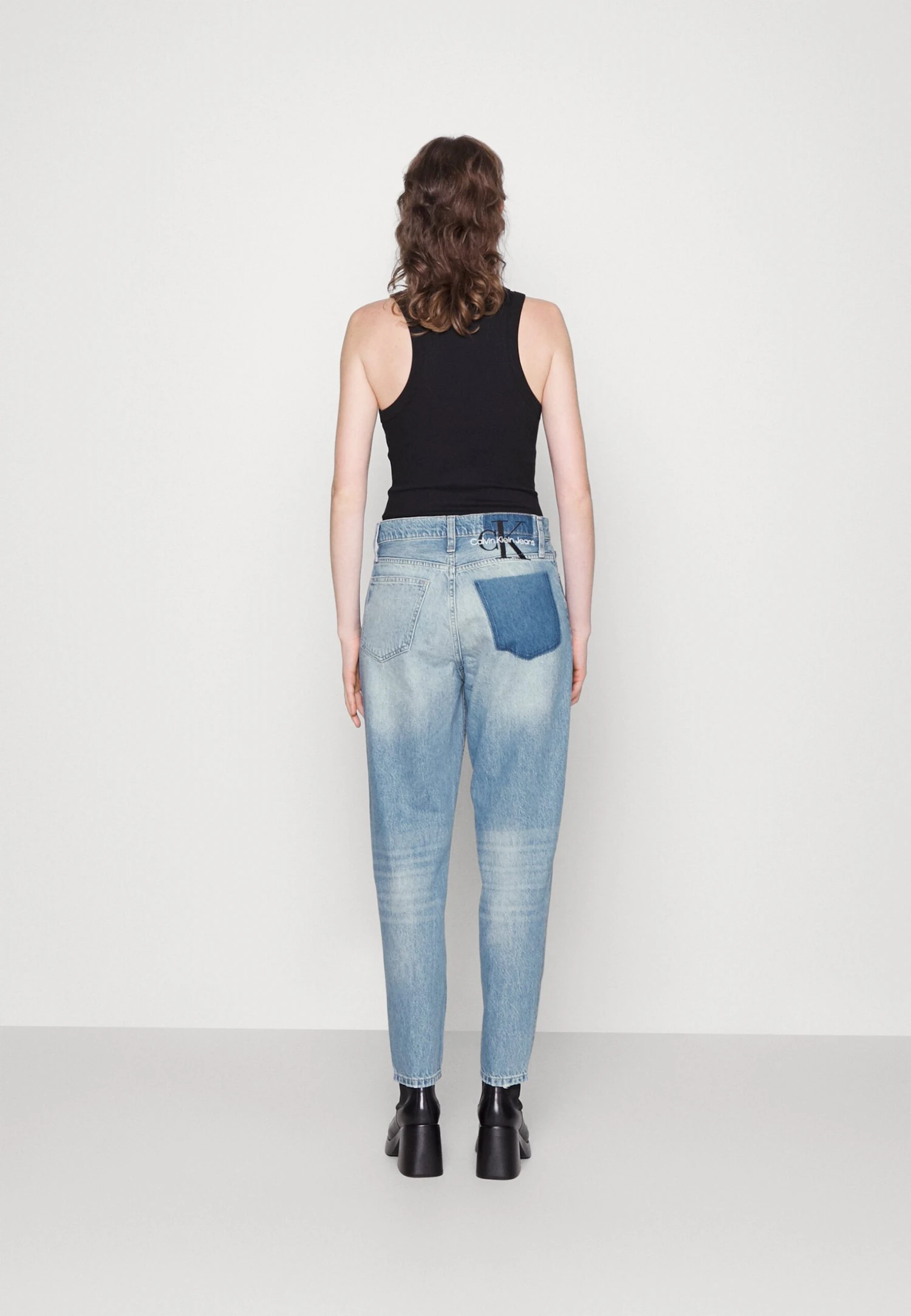 Calvin Klein Jeans Mom Jean - Relaxed Fit Jeans - Denim Light 3 Calvin Klein Jeans Mom Jean - Relaxed Fit Jeans - Denim Light - Afbeelding 3