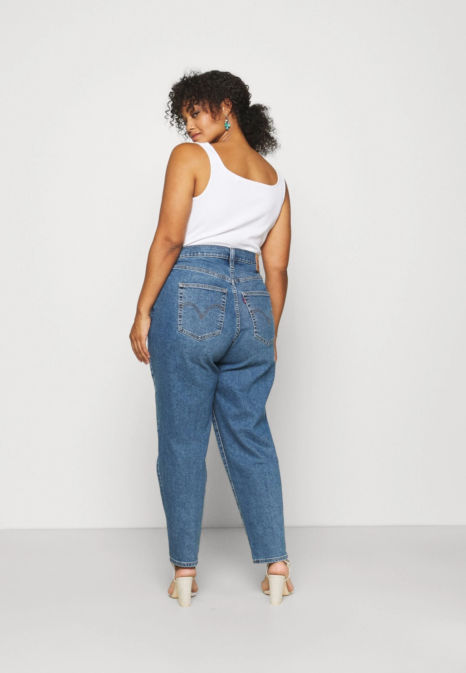 Levi's® Plus High Waisted Mom - Relaxed Fit Jeans - Blue Denim 3 Levi's® Plus High Waisted Mom - Relaxed Fit Jeans - Blue Denim - Afbeelding 3