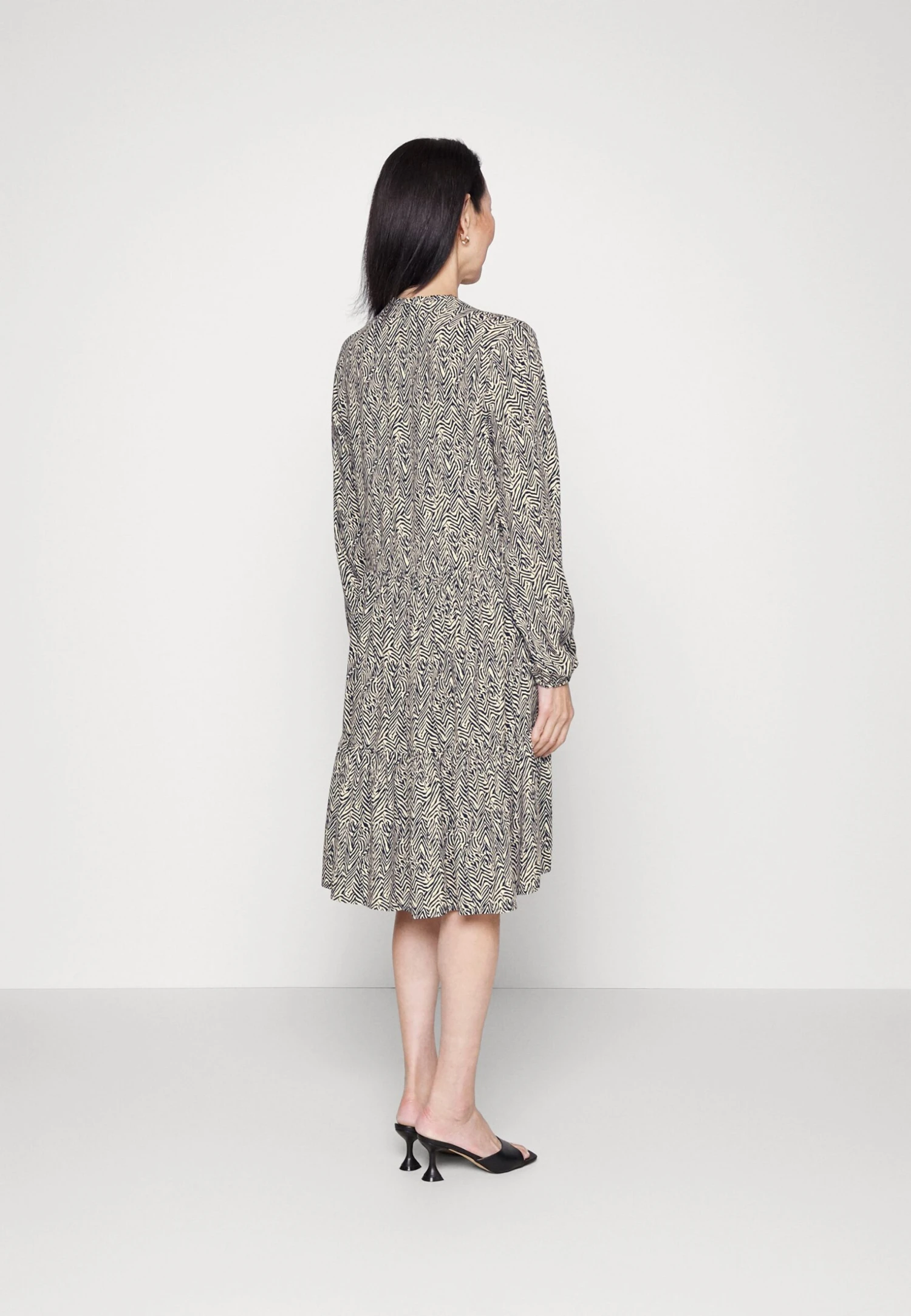 Saint Tropez Edasz Ls - Jurk - Night Sky Zig Zebra 3 Saint Tropez Edasz Ls - Jurk - Night Sky Zig Zebra - Afbeelding 3