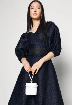 The Rosanna Dress - Cocktailjurk - Navy 9 The Rosanna Dress - Cocktailjurk - Navy -Only Mode Winkel 4f9ea972380d4ee5a5d6bf1c0f3591f2