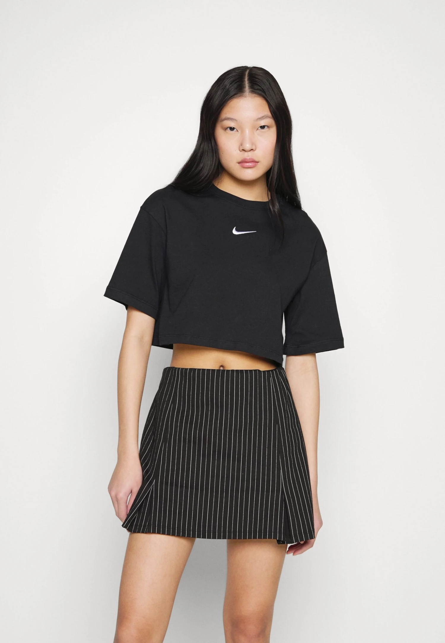 Nike Sportswear Trend Crop Tee - T-Shirt Basic - Black/White 3 Nike Sportswear Trend Crop Tee - T-Shirt Basic - Black/White - Afbeelding 3