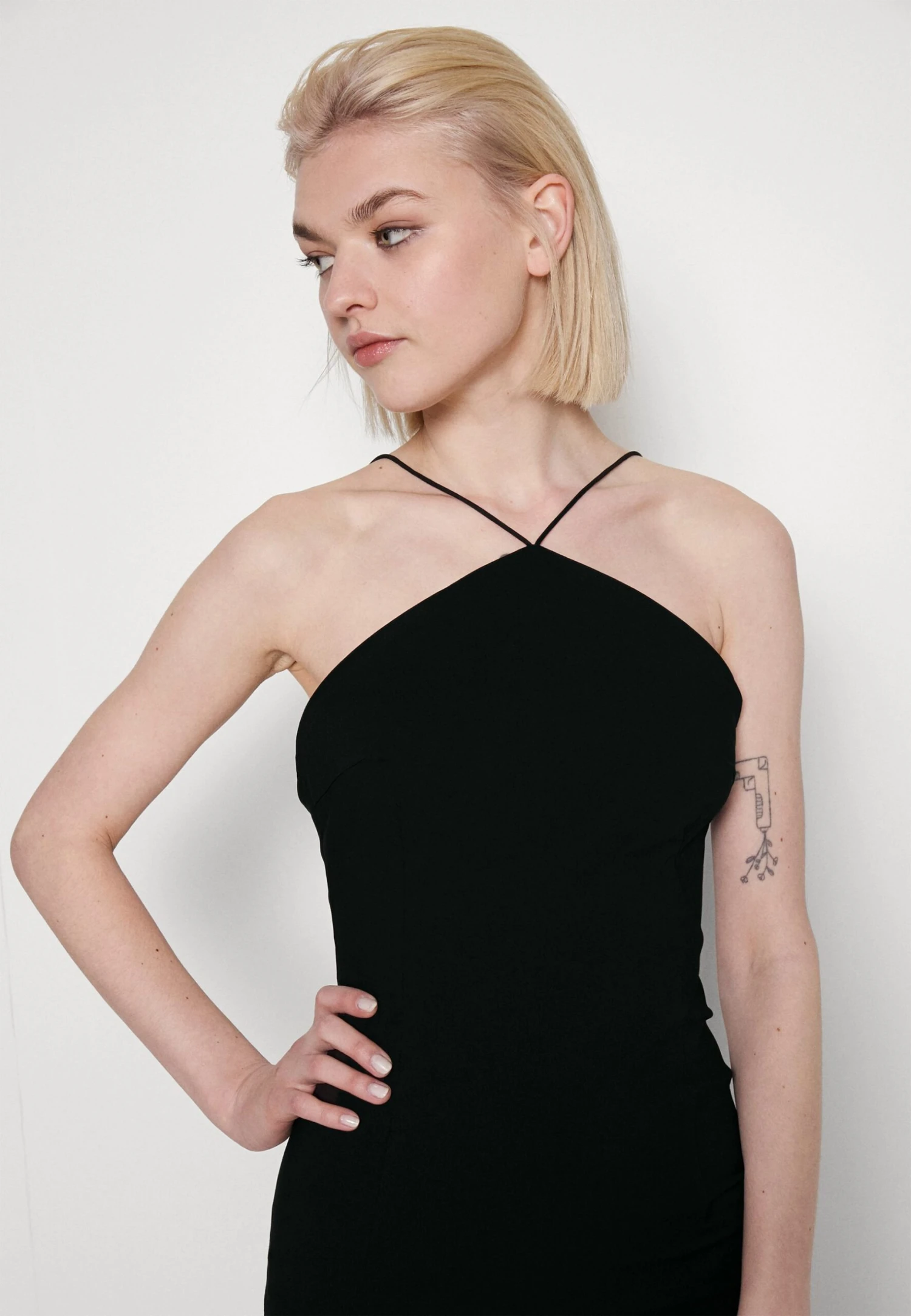 NA-KD Jasmin Azizam Spaghetti Strap Maxi Dress - Cocktailjurk - Black 4 NA-KD Jasmin Azizam Spaghetti Strap Maxi Dress - Cocktailjurk - Black - Afbeelding 4