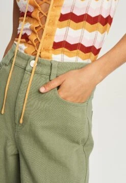 Calli Ezara- Flared Jeans - Sage Green -Only Mode Winkel 56c300b6b29141c18ab27b91a78f06d2