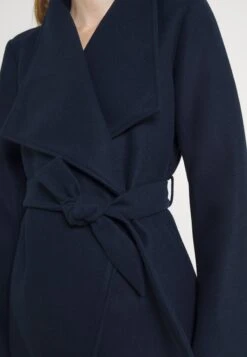 Vila Vicooley Collar Belt Noos - Halflange Jas - Navy 11 Vila Vicooley Collar Belt Noos - Halflange Jas - Navy -Only Mode Winkel 5bc07eae97d4422f943242ec69680976