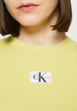 Calvin Klein Jeans Badge Short Sleeve Tee - T-Shirt Basic - Yellow Sand -Only Mode Winkel 5d4700ca9fd84a21bd9ef1564d03e804