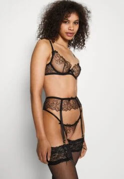 AGENT PROVOCATEUR Maysie - String - Black -Only Mode Winkel 5dbf1e2d0f8749aaa4e13386b7085b47