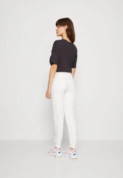 Nike Sportswear Air - Trainingsbroek - Summit White/Photon Dust 8 Nike Sportswear Air - Trainingsbroek - Summit White/Photon Dust -Only Mode Winkel 5e0eb5a37d214d1c9432414586206b1a