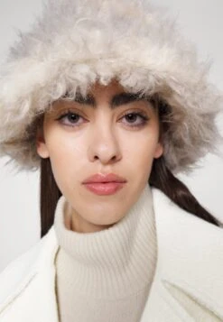 DRYKORN Alperton - Mantel - Off White -Only Mode Winkel 5e26a56e7f2f4155924d0755726c2076