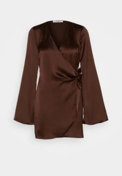 NA-KD Wrap Dress - Cocktailjurk - Brown -Only Mode Winkel 60a6501e42194e8e980bef2bae8a46b6