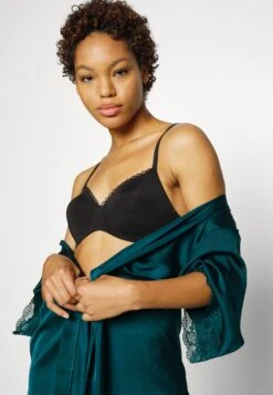 Maidenform Pure Comfort Semi Embellished Lift Wireless - Push-Up Bh - Black 9 Maidenform Pure Comfort Semi Embellished Lift Wireless - Push-Up Bh - Black -Only Mode Winkel 662c585ba8c847a18dd93a1f647cff69