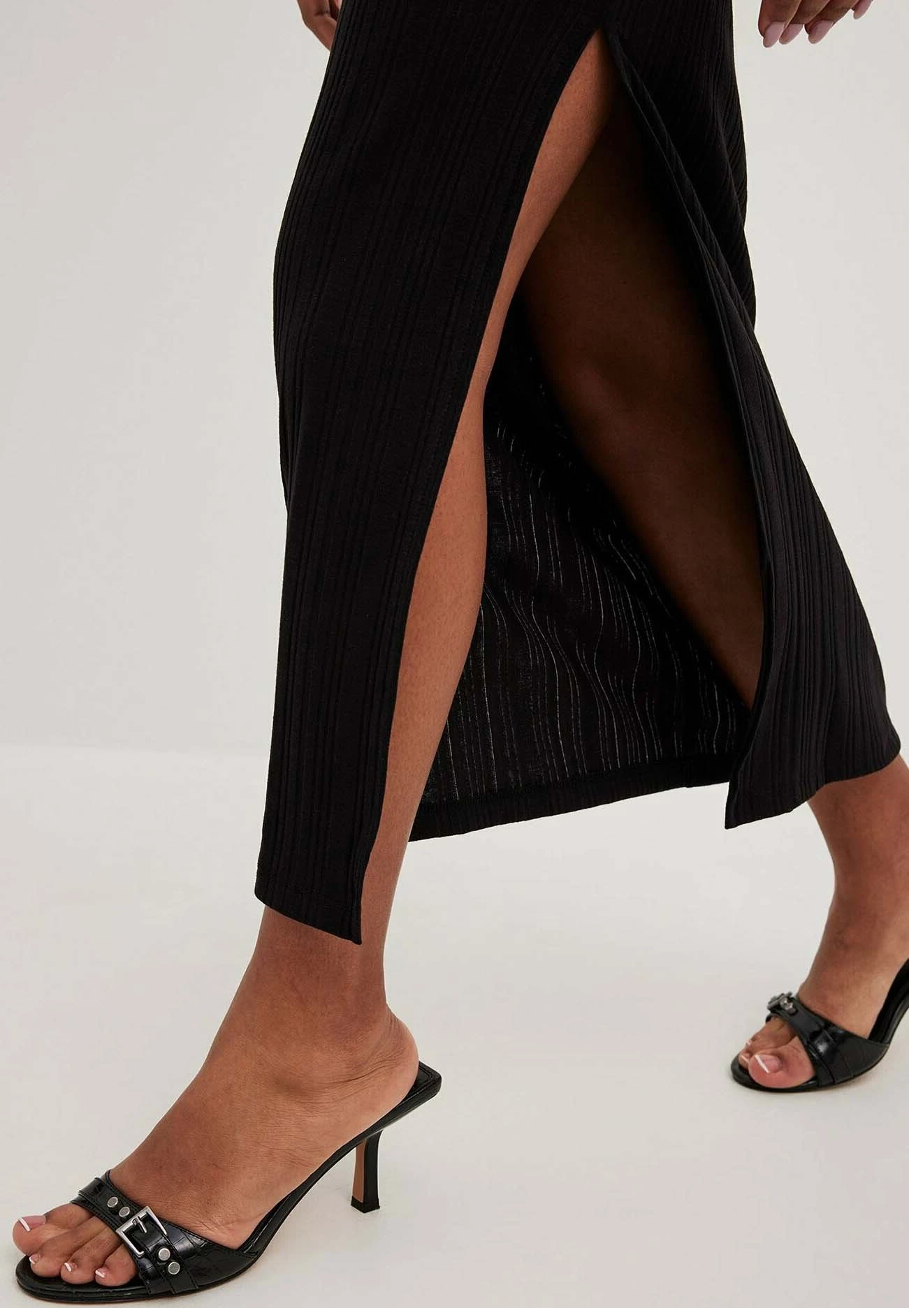 NA-KD Aus Unregelmässigen- Maxirok - Black 4 NA-KD Aus Unregelmässigen- Maxirok - Black - Afbeelding 4